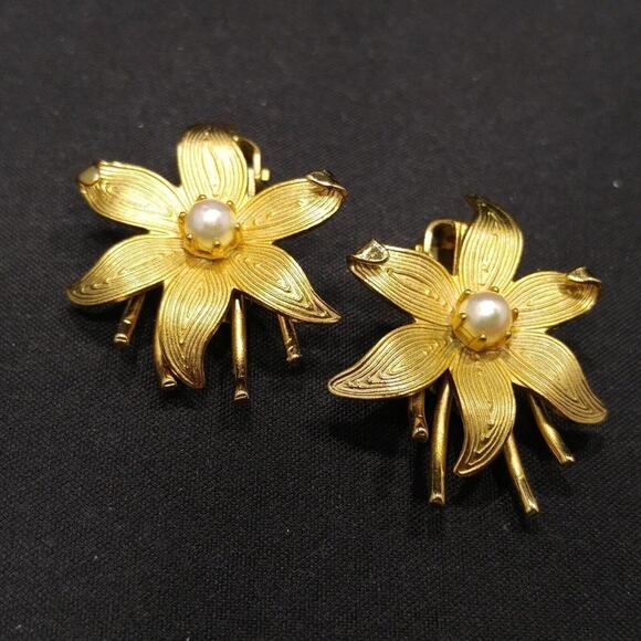 Vintage Pearl Center Gold Plated Flower Clip Earrings Signed STAR, 1 1/8 Inches - Picture 5 of 6
